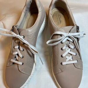 Clarks Collection Women’s Embossed Leather Sneaker Caroline Size 11